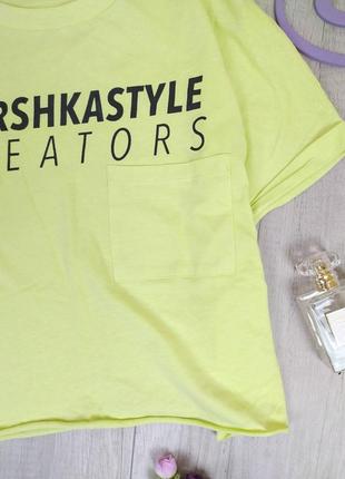 Женская футболка bershka оверсайз салатового цвета с принтом и карманом размер м (46)3 фото