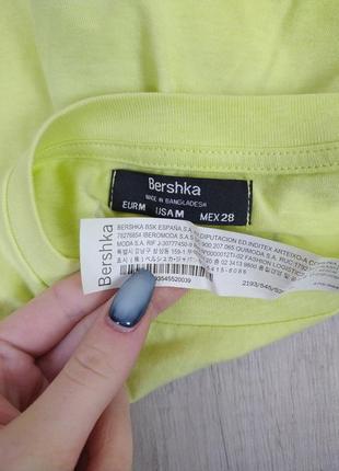 Женская футболка bershka оверсайз салатового цвета с принтом и карманом размер м (46)7 фото