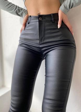 Стильні шкіряні брюки скіні, модні чорні жіночі вузькі штани з екошкіри1 фото