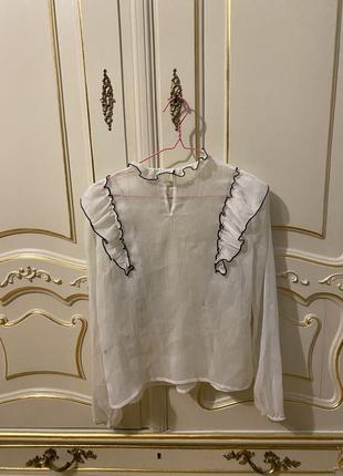 Блузка сорочка прозора білого кольору із оборкою високою горловиною мереживна3 фото