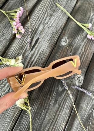 Жіночі сонцезахисні окуляри valentino, світло коричневі3 фото