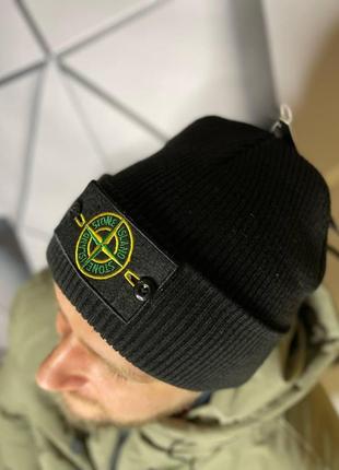 Шапка stone island чорна із жовто-зеленим патчем | чоловіча стильна шапка стон айленд