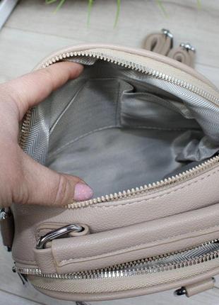 Сумка-рюкзак женская кросс-боди темно-бежевая8 фото