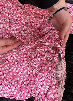 Рожева сукня в квіти