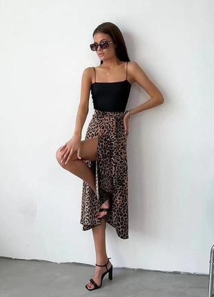 Стильная женская длинная макси юбка на запах леопардовая2 фото