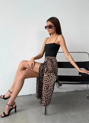 Стильная женская длинная макси юбка на запах леопардовая4 фото