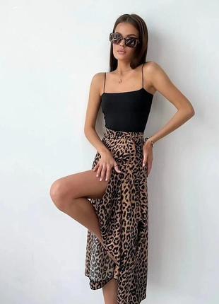 Стильная женская длинная макси юбка на запах леопардовая3 фото