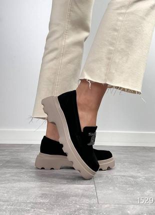 Чорні жіночі лофери туфлі на високій бежевій підошві потовщеній з натуральної замші4 фото