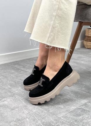 Чорні жіночі лофери туфлі на високій бежевій підошві потовщеній з натуральної замші10 фото