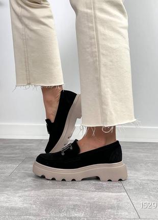Чорні жіночі лофери туфлі на високій бежевій підошві потовщеній з натуральної замші8 фото