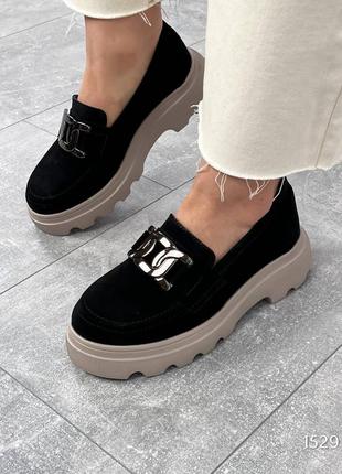 Чорні жіночі лофери туфлі на високій бежевій підошві потовщеній з натуральної замші3 фото