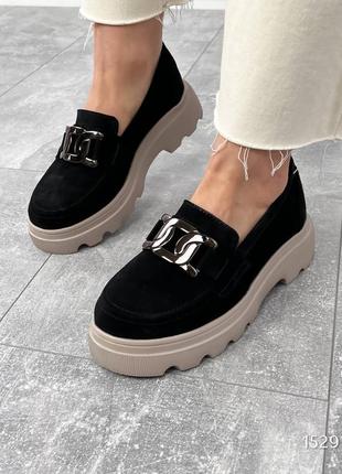 Чорні жіночі лофери туфлі на високій бежевій підошві потовщеній з натуральної замші7 фото