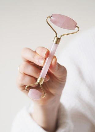 Качественный роллер для массажа лица из натурального розового кварца5 фото