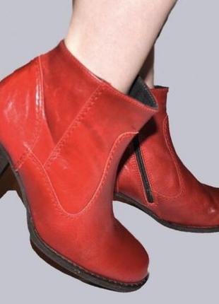 Стильні червоні шкіряні черевики козаки lazamani