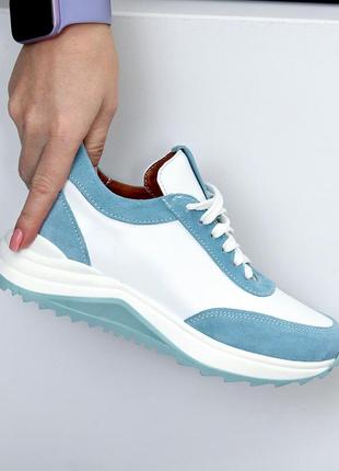 Натуральні шкіряні та замшеві білі кросівки з блакитними вставками3 фото