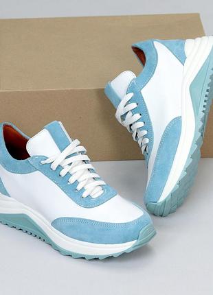 Натуральні шкіряні та замшеві білі кросівки з блакитними вставками2 фото