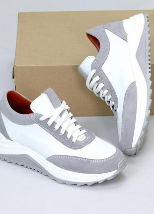 Натуральні шкіряні та замшеві білі кросівки з сірими вставками4 фото