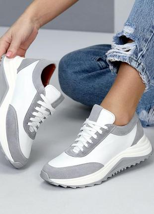 Натуральні шкіряні та замшеві білі кросівки з сірими вставками6 фото