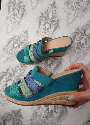 Привабливі блакитні босоніжки шльопанці на танкетці