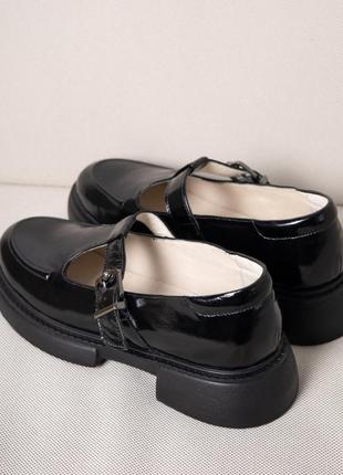 Чорні лакові туфлі на низькому ходу3 фото