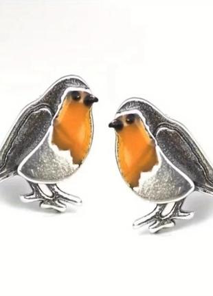 Изысканные модные серьги-гвоздики серебряного цвета в виде птиц - малиновки