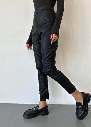 Шкіряні стильні штани укорочені на високій посадці з розрізами знизу еко-шкіра чорний5 фото