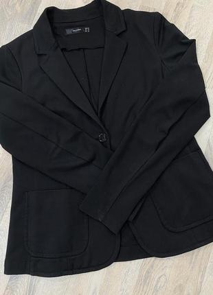 Черный пиджак в стиле old money