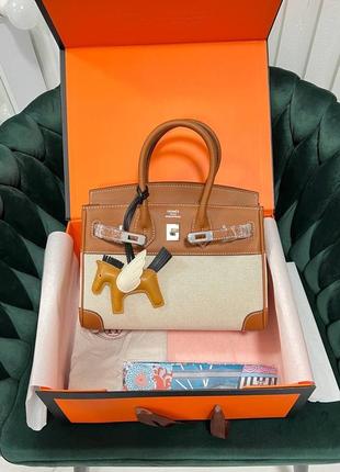 Женская сумка hermes birkin выполнена из текстиля и кожи с серебряной фурнитурой.2 фото