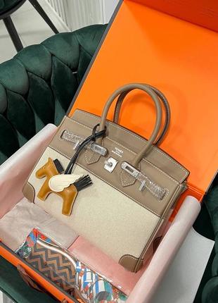 Женская сумка hermes birkin выполнена из текстиля и кожи с серебряной фурнитурой.