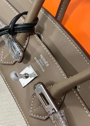 Женская сумка hermes birkin выполнена из текстиля и кожи с серебряной фурнитурой.2 фото