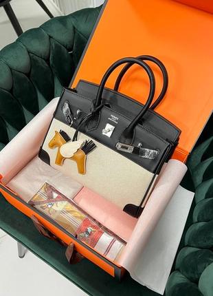 Женская сумка hermes birkin выполнена из текстиля и кожи с серебряной фурнитурой.