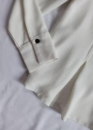Белая блуза с открытым плечом и завязками2 фото