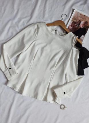 Белая блуза с открытым плечом и завязками1 фото