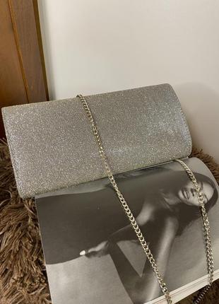 Вечірня сумочка-клатч на ланцюжку, срібляста -переливається на золотистий відтінок стан ідеальний та має маленьку внутрішню кишеню5 фото