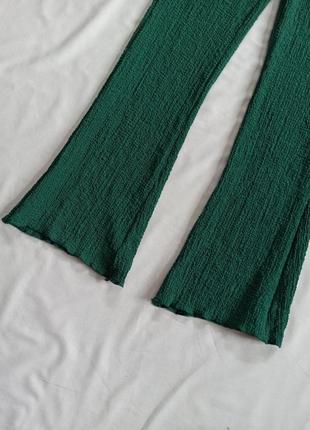 Яркие зелёные фактурные брюки клёш3 фото