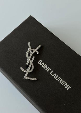 Брендовая брошь в серебряном цвете в цирконах