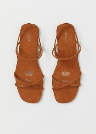 Жіночі сандалі h&m кольору camel на плоскій підошві2 фото