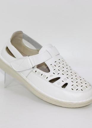 Білі літні жіночі туфлі на застібці-липучці