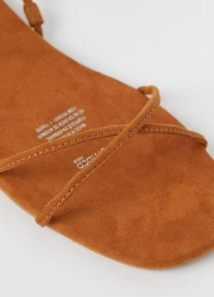 Жіночі сандалі h&m кольору camel на плоскій підошві4 фото