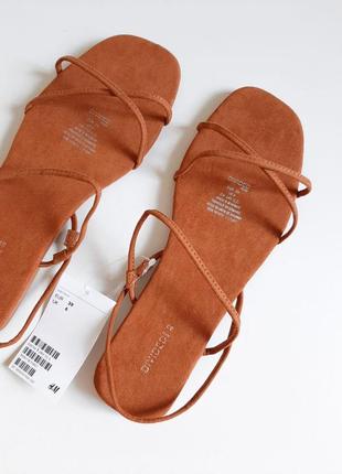Жіночі сандалі h&m кольору camel на плоскій підошві6 фото