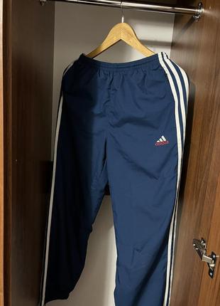 Спортивные штаны adidas.