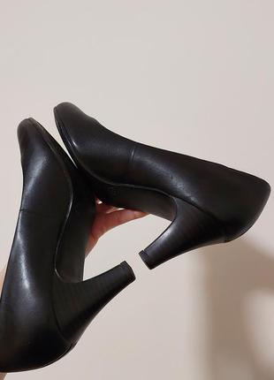 Класичні чорні туфлі човники10 фото