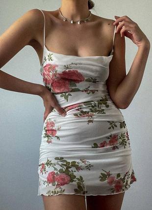 Коротка сукня на бретелях з квітковим принтом