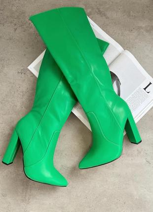 Ярко зеленые сапоги на высоком каблуке
