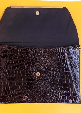 Красивый черный фактурный клатч из золотистой фурнитурой короткой ручкой под рептилию2 фото