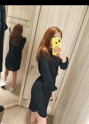 Черное легкое платье с длинным рукавом с рюшами4 фото
