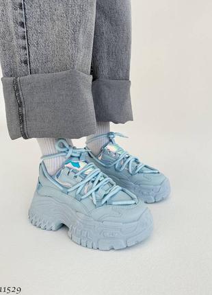 Блакитні шкіряні кросівки на товстій грубій масивній підошві платформі