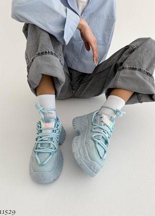 Блакитні шкіряні кросівки на товстій грубій масивній підошві платформі