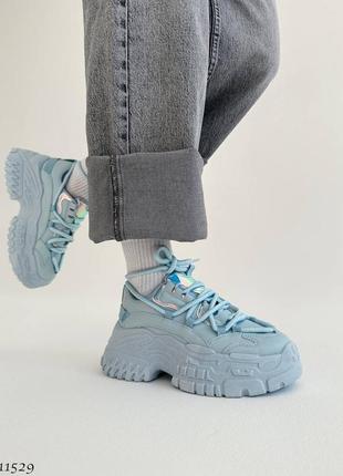 Блакитні шкіряні кросівки на товстій грубій масивній підошві платформі