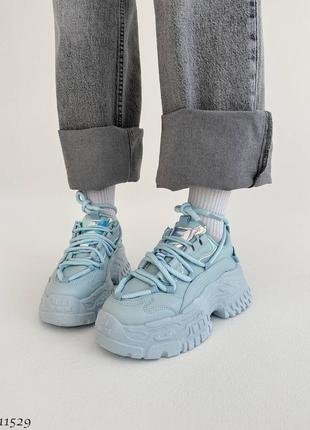 Блакитні шкіряні кросівки на товстій грубій масивній підошві платформі